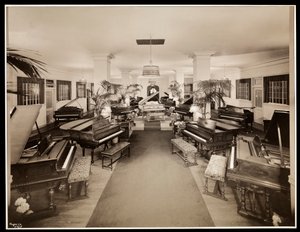 Negyedik emeleti Art Piano kiállítás az Aeolian Companynál, 1926 (ezüst zselatin nyomat) alkotó: Byron Company